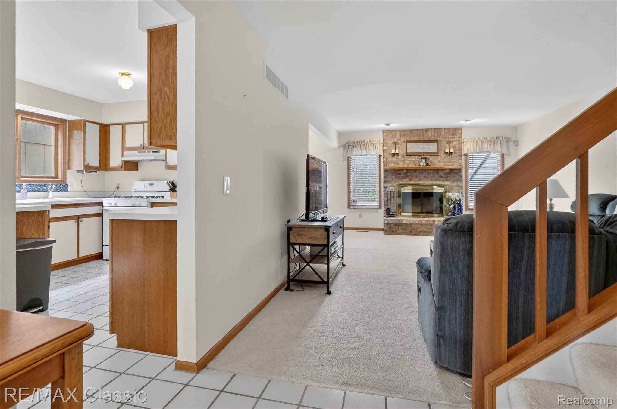 29441 Sylvan LN, Farmington Hills, MI 48334