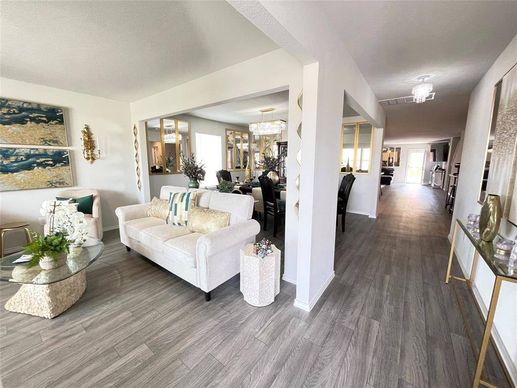 408 Parker Oaks Drive, Chandler, TX 75758