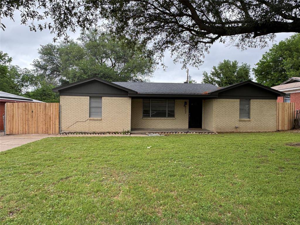 8552 Gibbs Drive, White Settlement, TX 76108