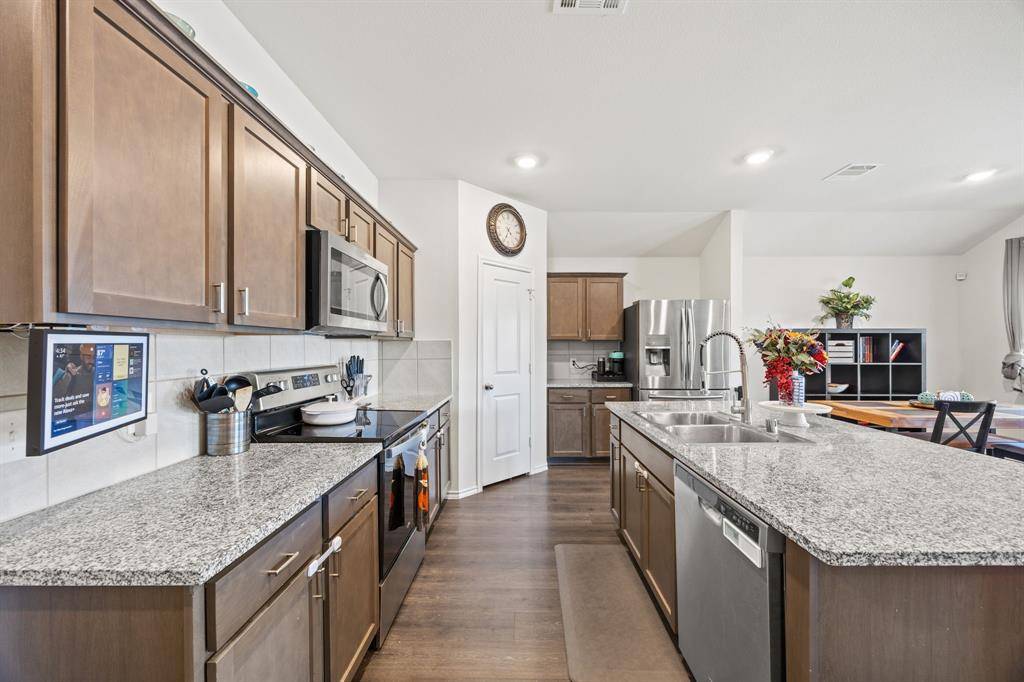 1942 Duskwood Drive, Lancaster, TX 75146