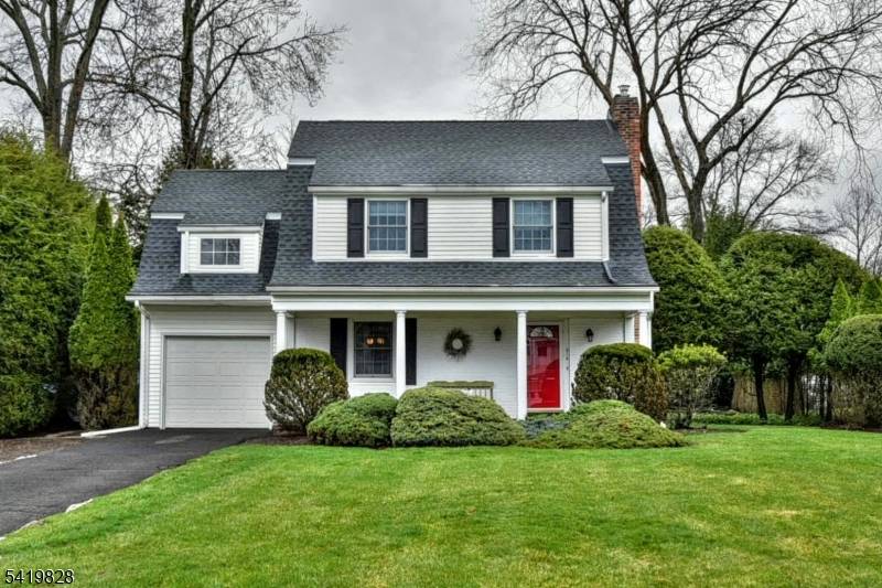 314 Canterbury Dr, Ramsey Boro, NJ 07446
