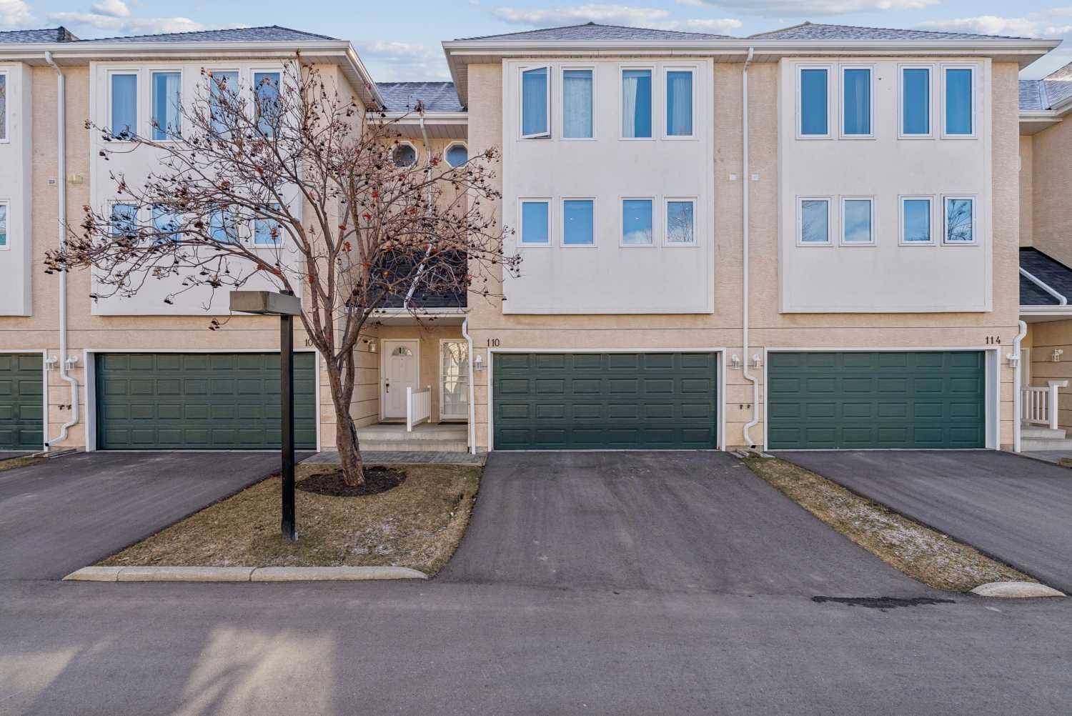 110 Candle TER SW, Calgary, AB T2W 6G7