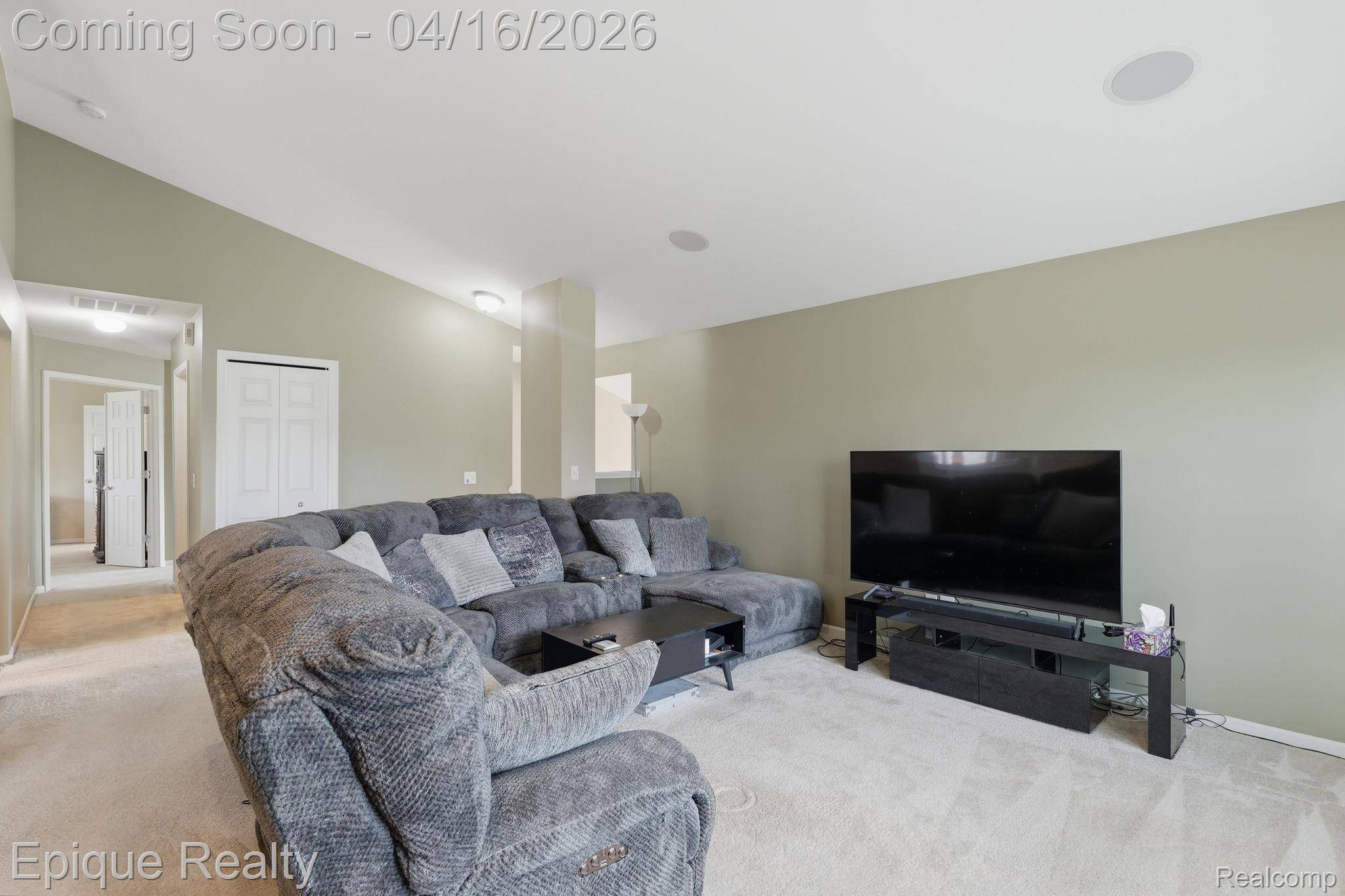 26625 Kirkway CIR, Woodhaven, MI 48183