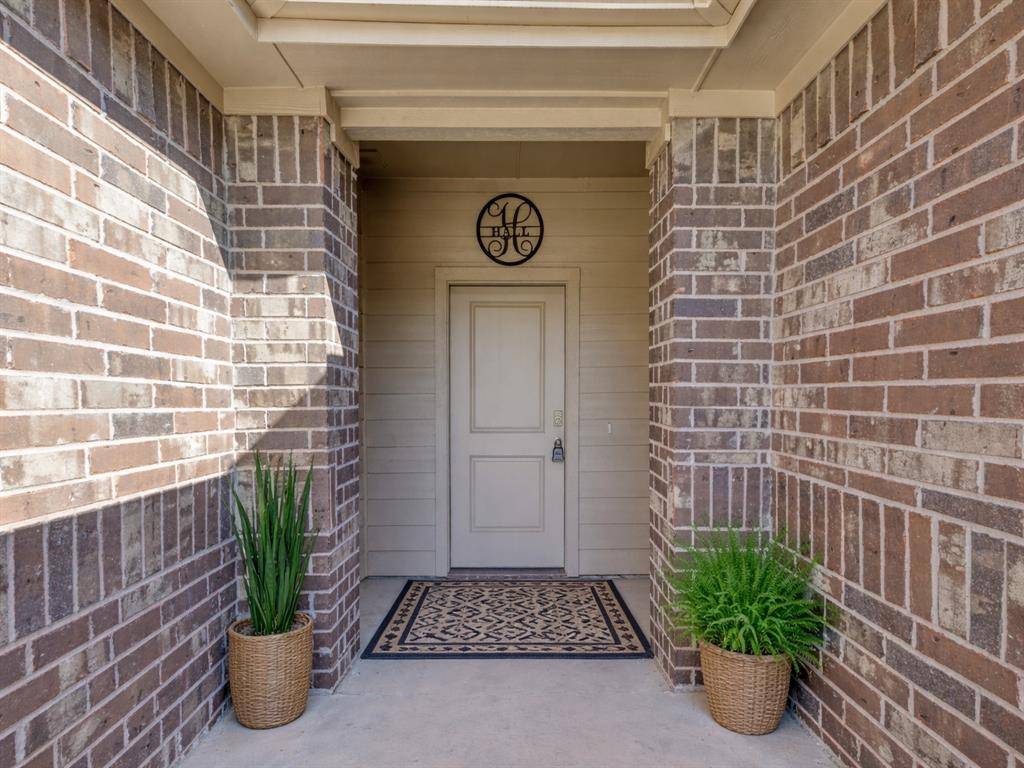 220 Abingdon Street, Azle, TX 76020