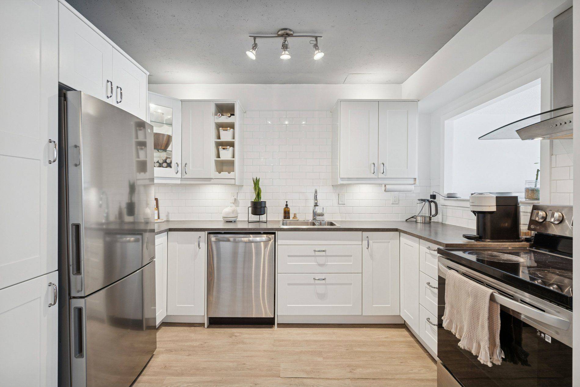 20 Speers RD #103, Oakville, ON L6K 3R5