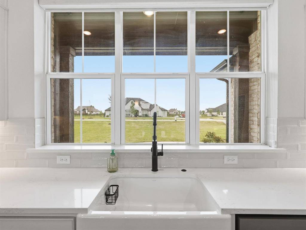 300 Waterview Drive, Gunter, TX 75058