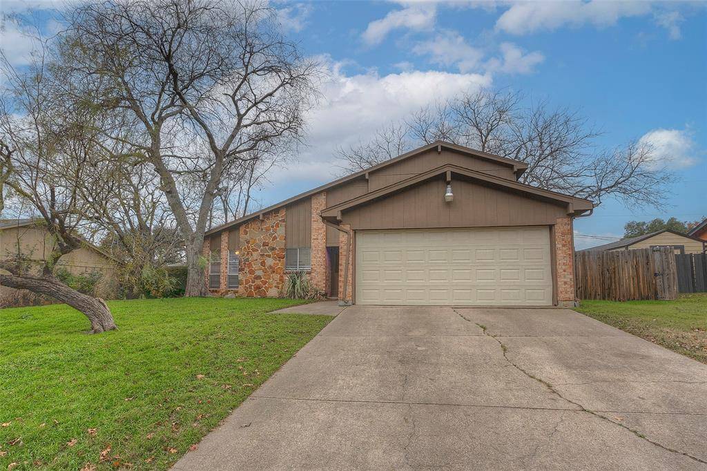 1024 Edgewood Trail, Benbrook, TX 76126