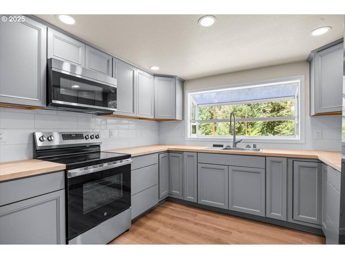 181 OAK HOLLOW LN, Riddle, OR 97469