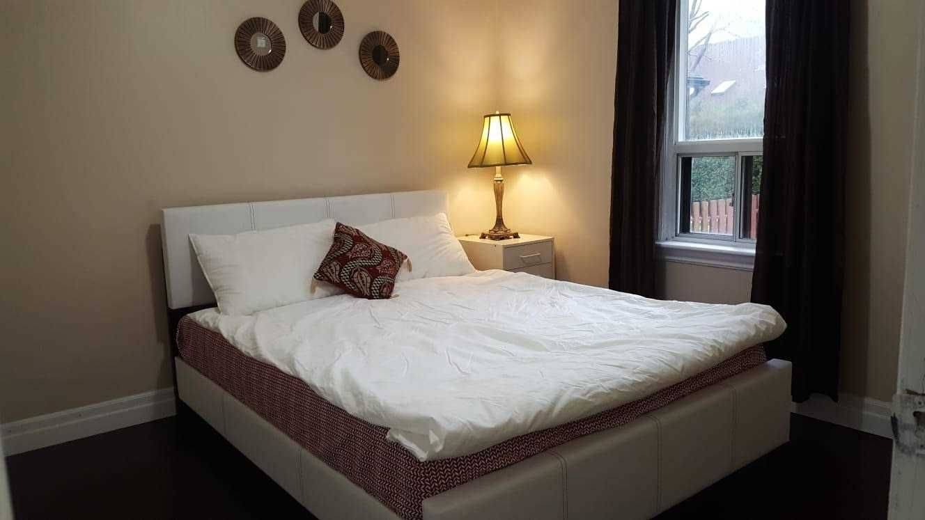 186 Maurice DR #Upper, Oakville, ON L6K 2W9