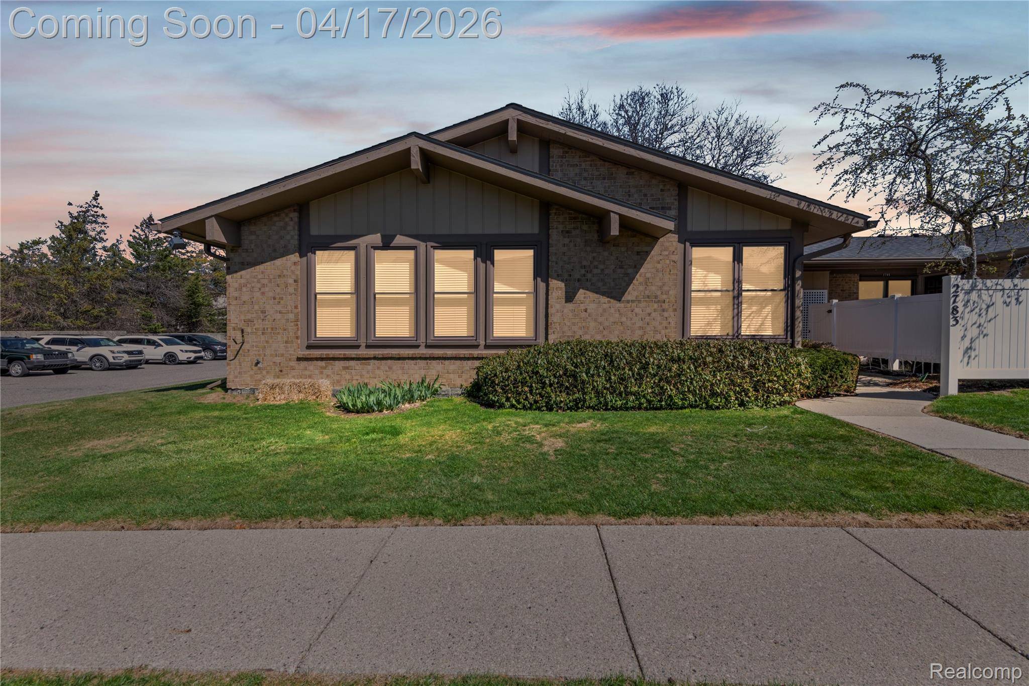 2783 Roundtree DR, Troy, MI 48083