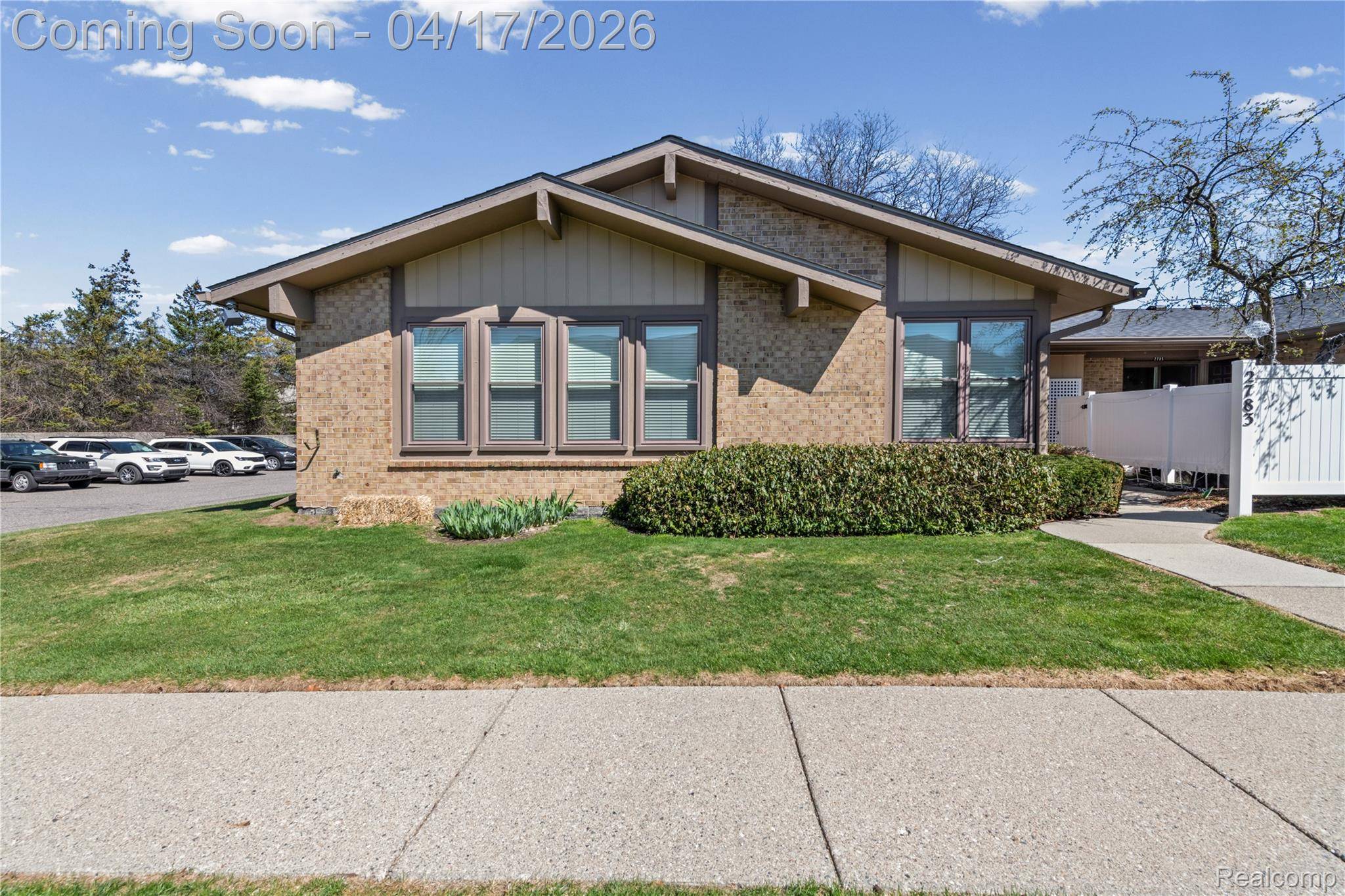 2783 Roundtree DR, Troy, MI 48083