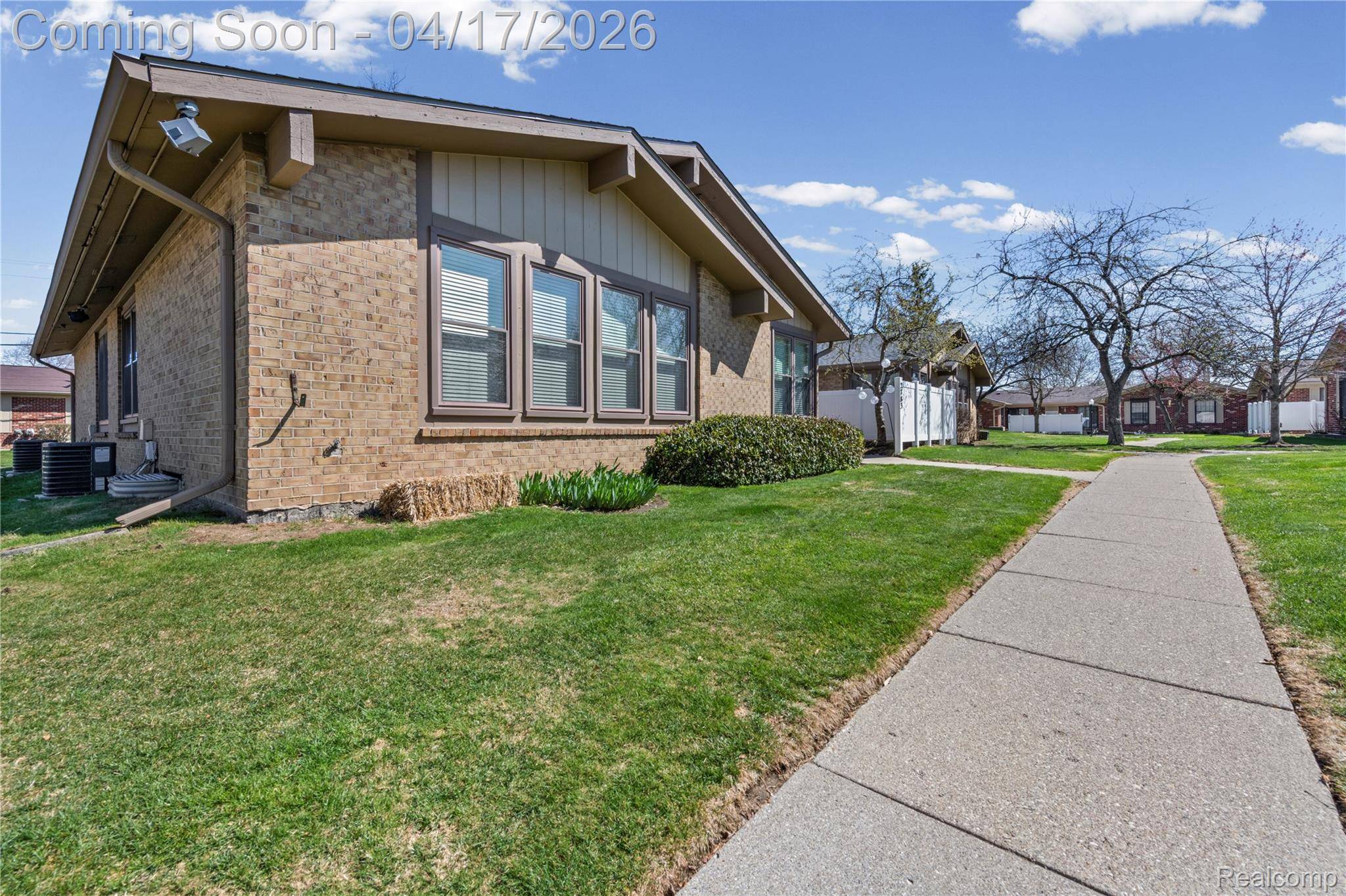 2783 Roundtree DR, Troy, MI 48083