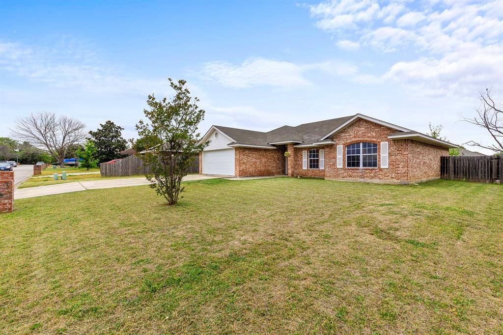 113 Bobcat Drive, Lacy Lakeview, TX 76705