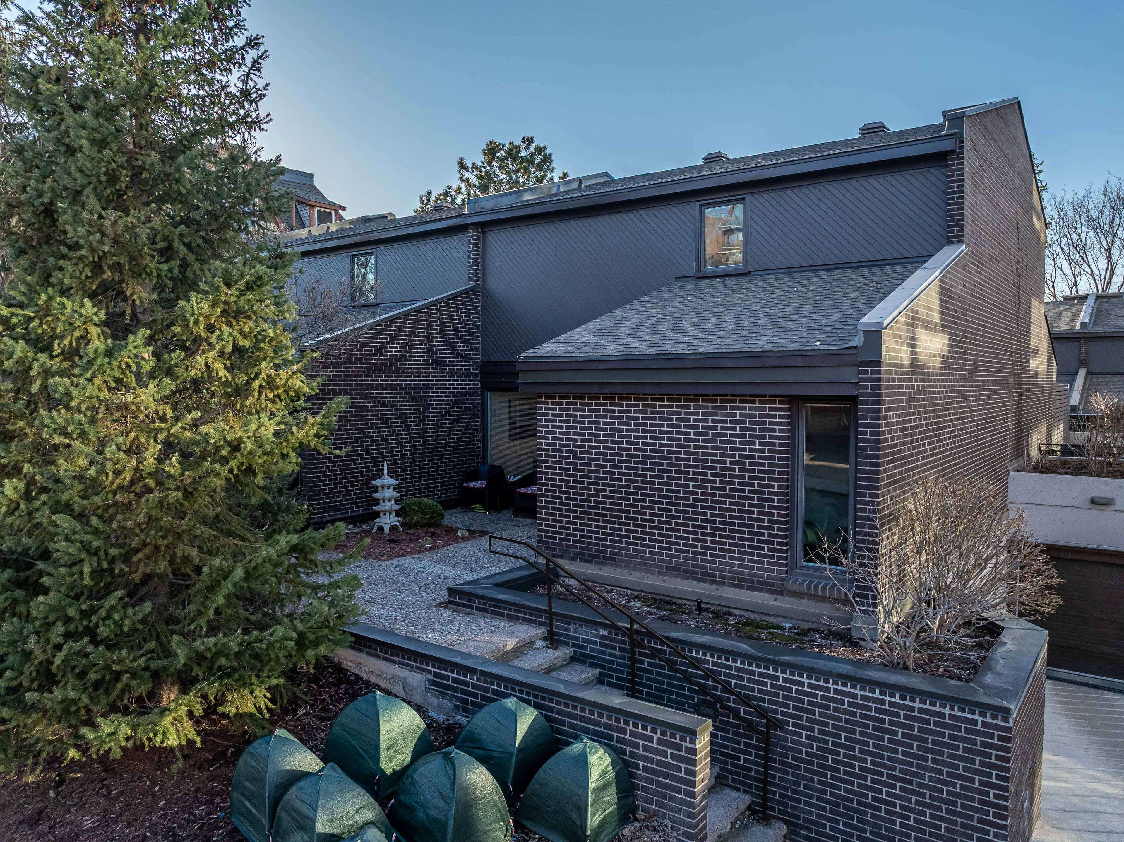 300 Queen Elizabeth DR #TH2, Glebe - Ottawa East And Area, ON K1S 3M6