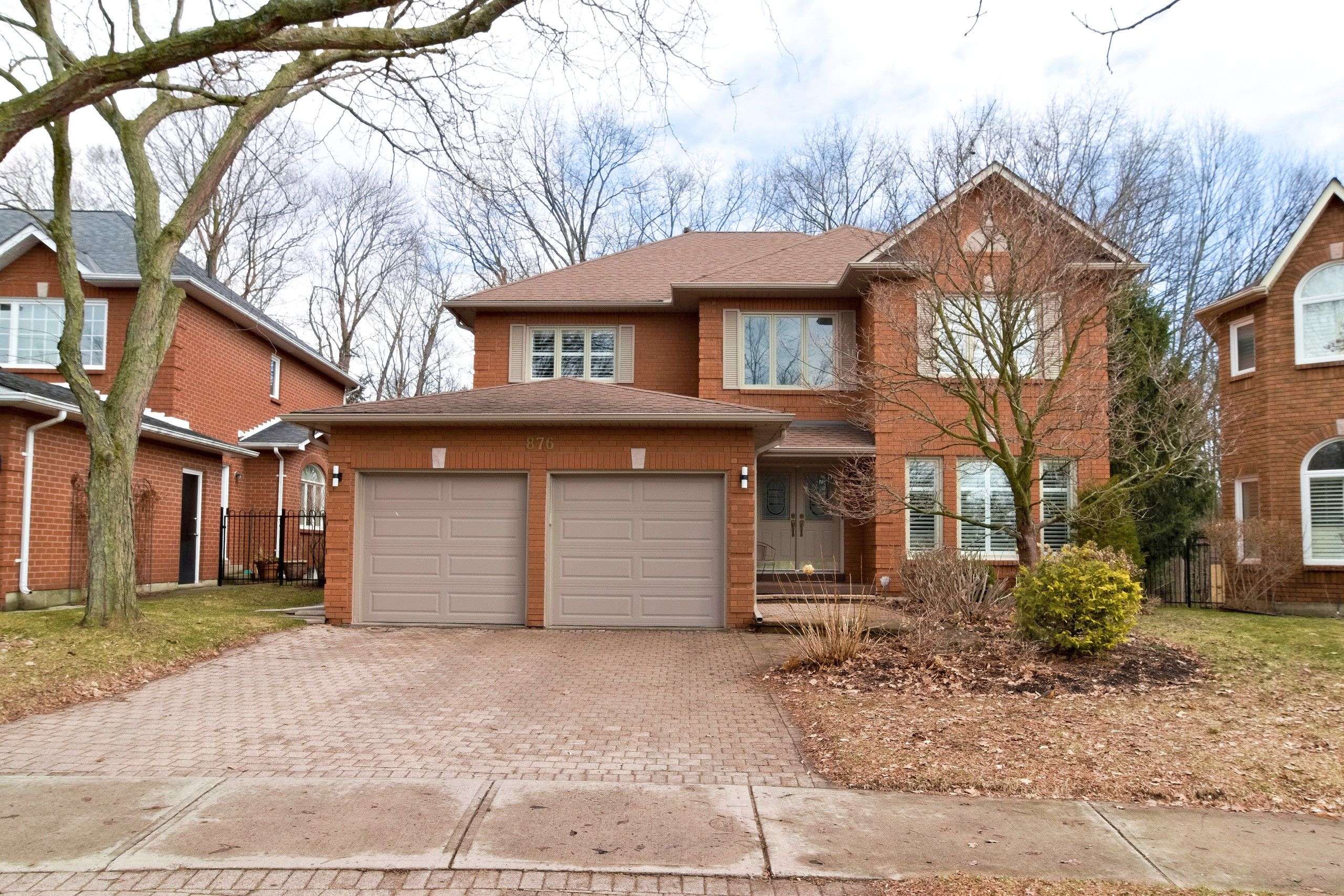 876 Darwin DR, Pickering, ON L1X 2P8