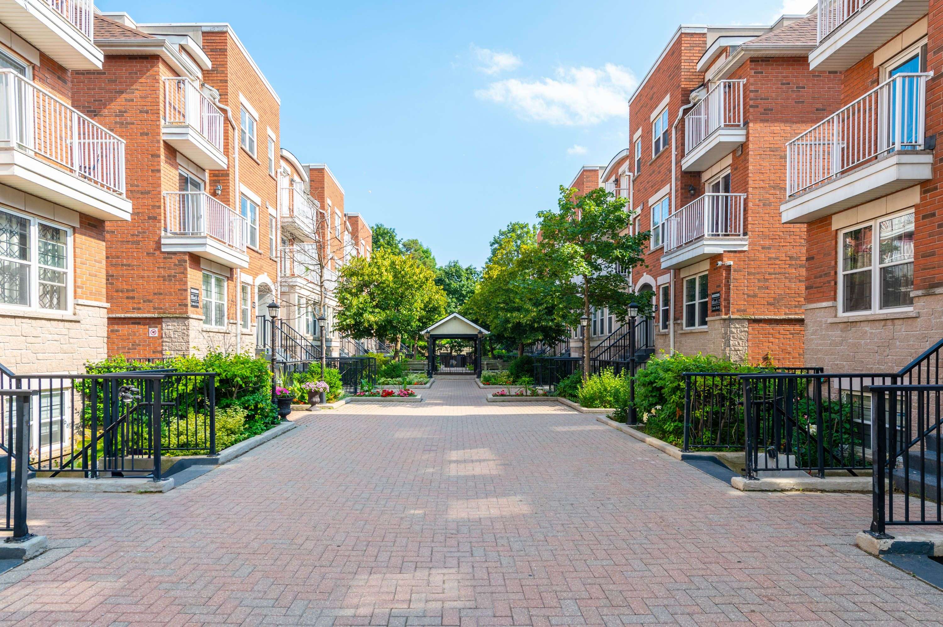 37 Four Winds DR #24, Toronto W05, ON M3J 1K7