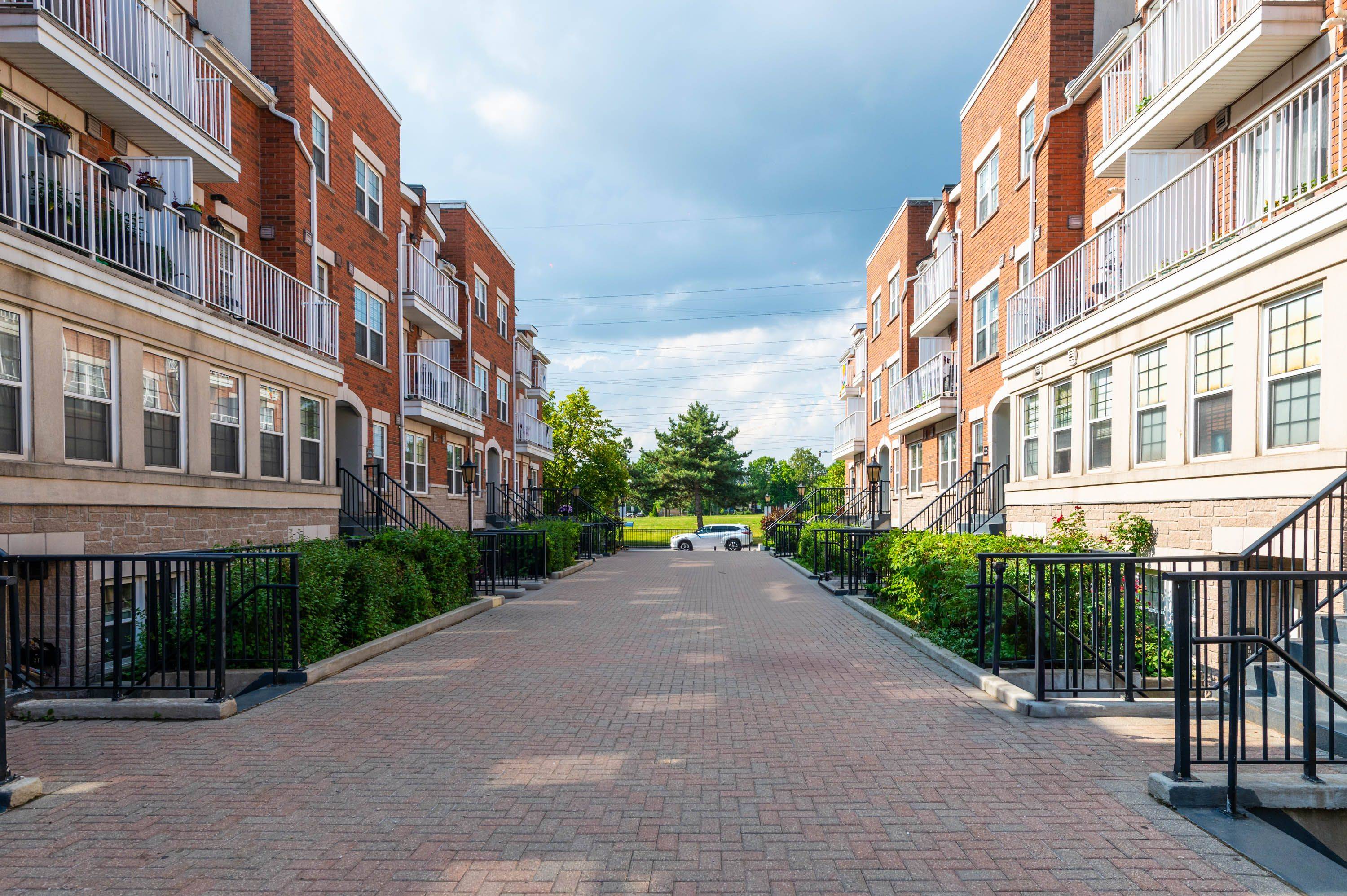 37 Four Winds DR #24, Toronto W05, ON M3J 1K7