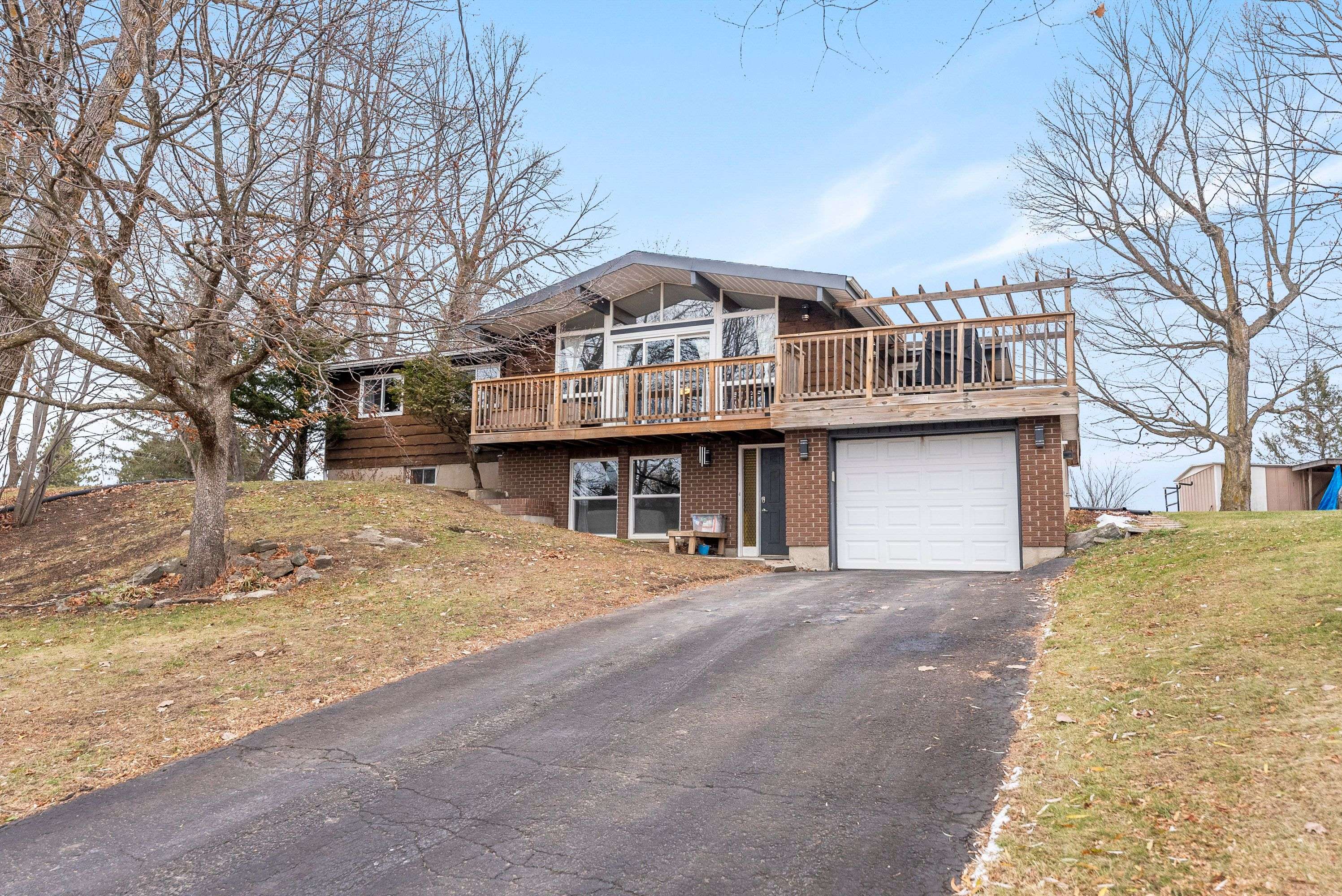 32 Hydro Bay RD, Whitewater Region, ON K0J 1K0