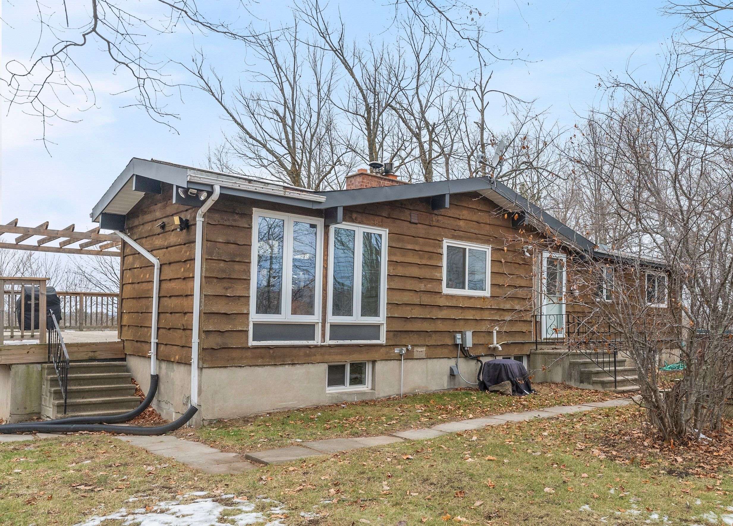 32 Hydro Bay RD, Whitewater Region, ON K0J 1K0