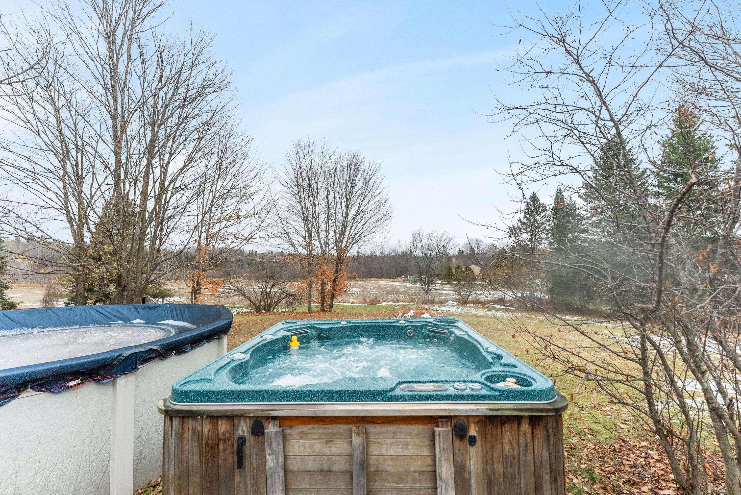 32 Hydro Bay RD, Whitewater Region, ON K0J 1K0