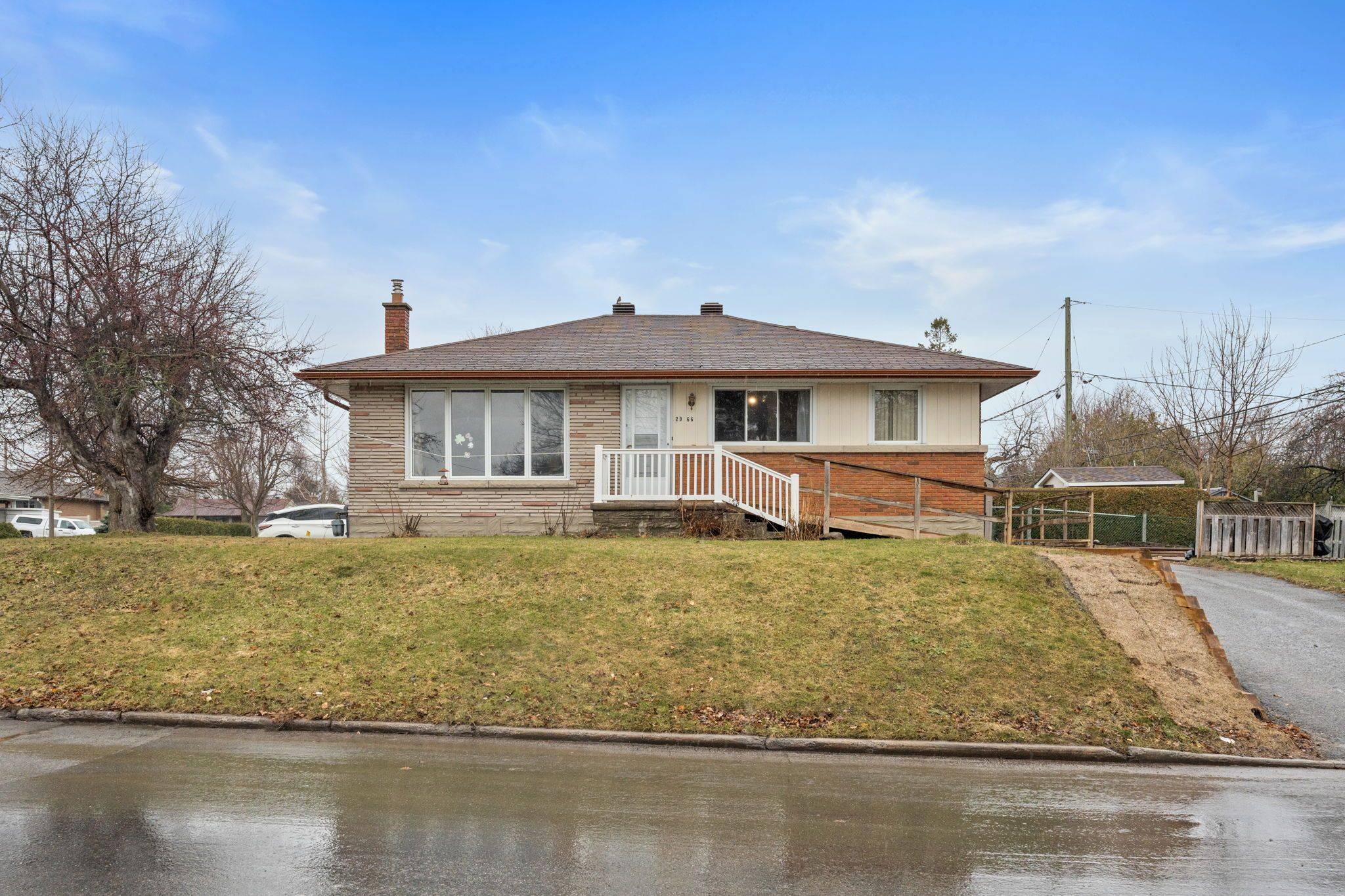 2066 Saunderson DR, Elmvale Acres And Area, ON K1G 2E6