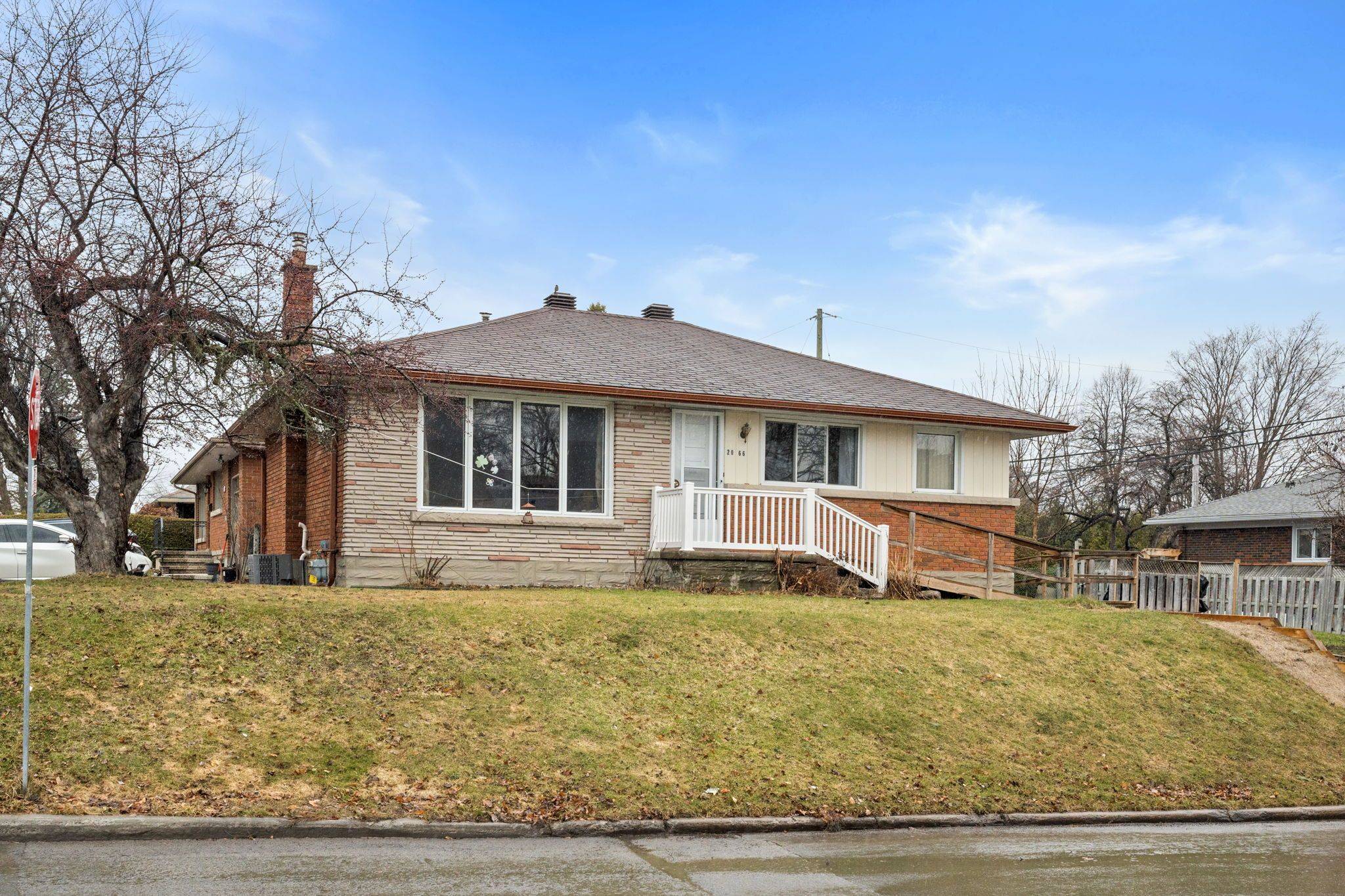 2066 Saunderson DR, Elmvale Acres And Area, ON K1G 2E6