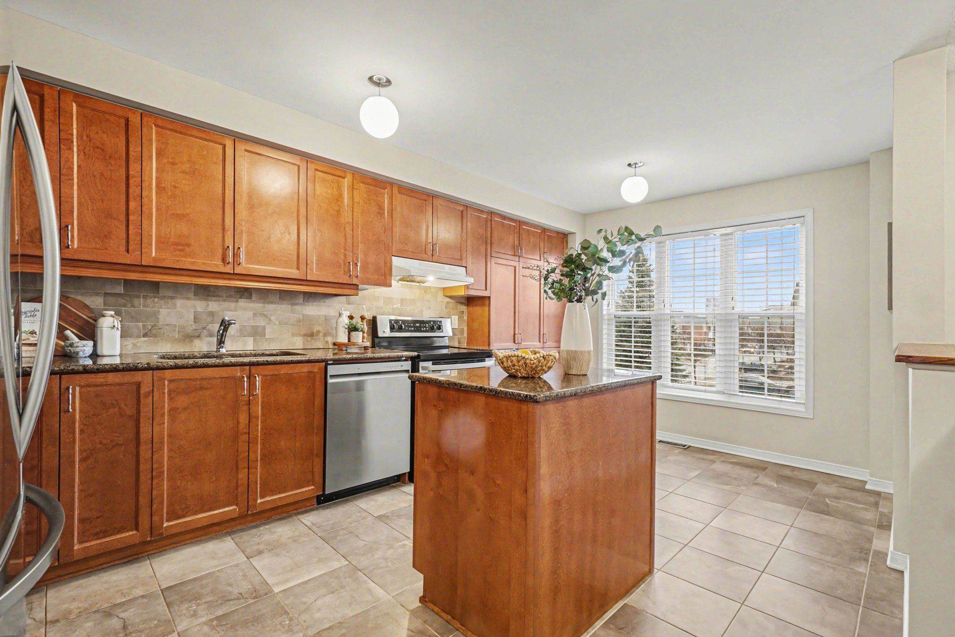 175 Scout ST, Carlington - Central Park, ON K2C 4E2