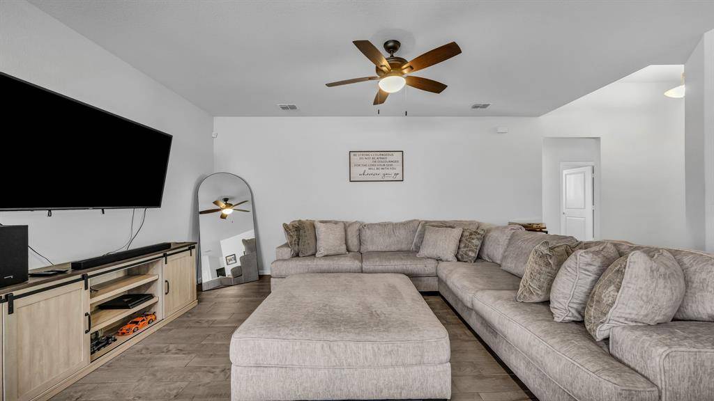 9224 Red Brush Trail, Fort Worth, TX 76131