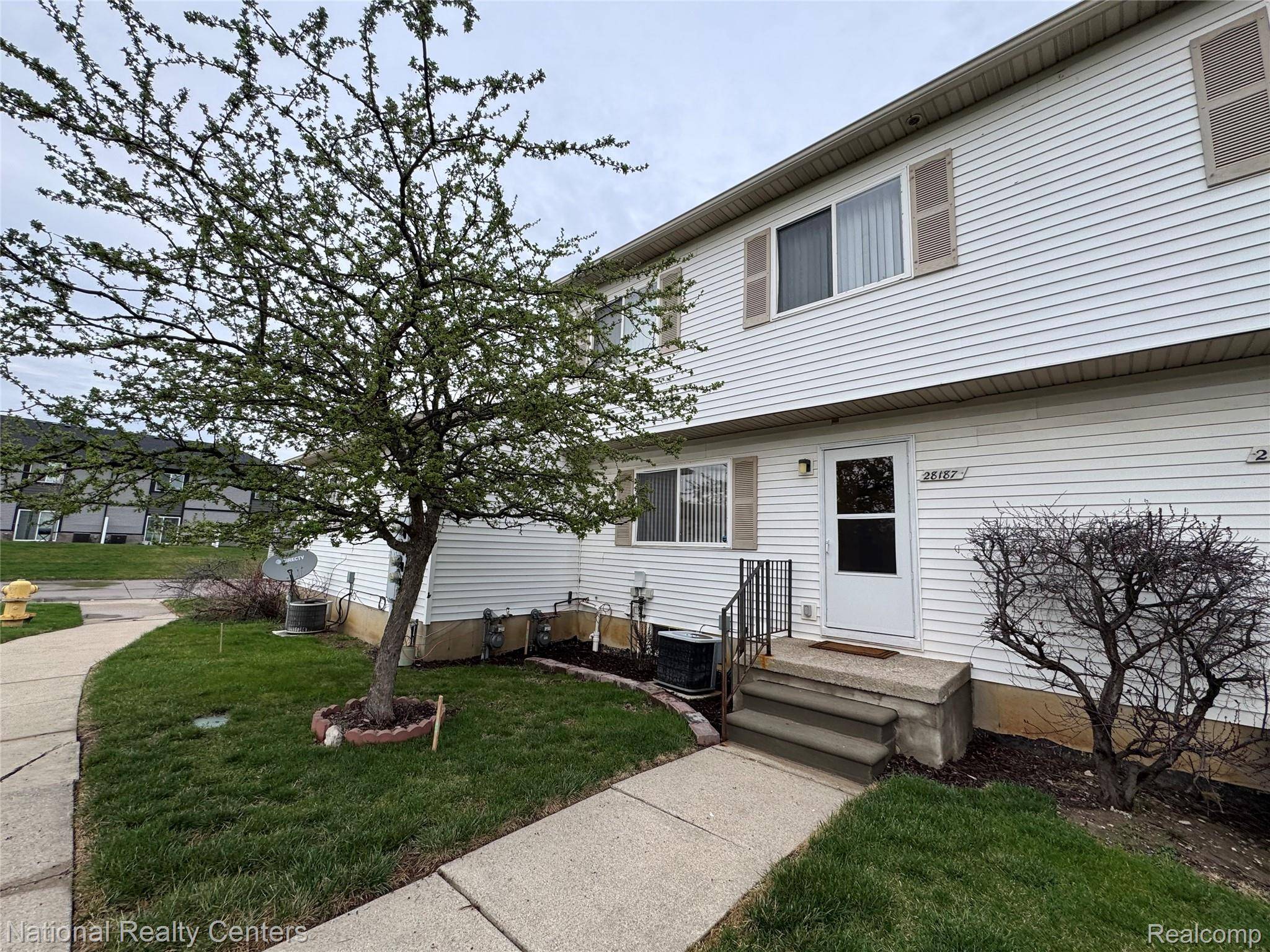 28187 Raleigh Crescent Dr, Chesterfield Township, MI 48051