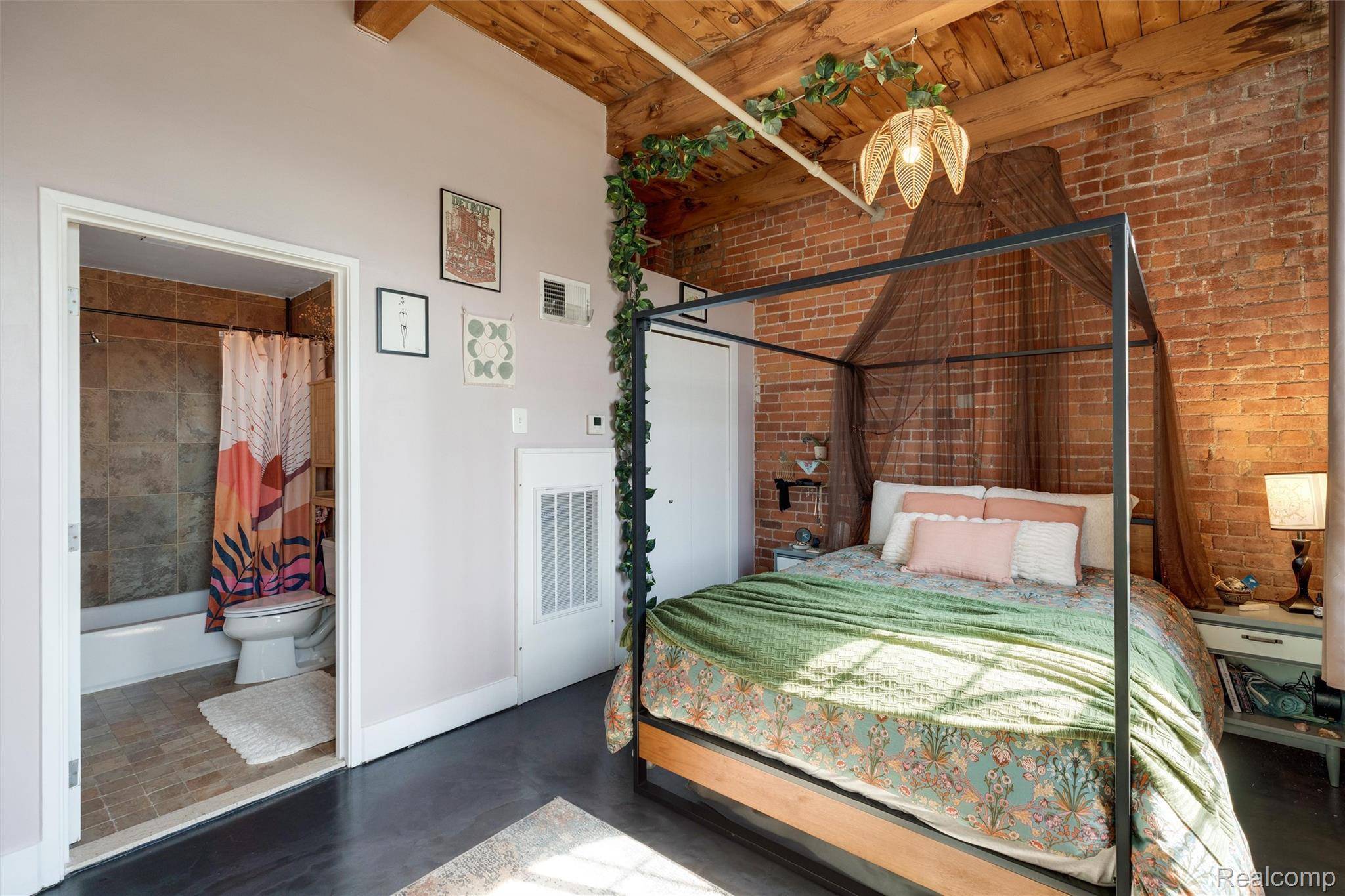 6533 E Jefferson #312, Detroit, MI 48207