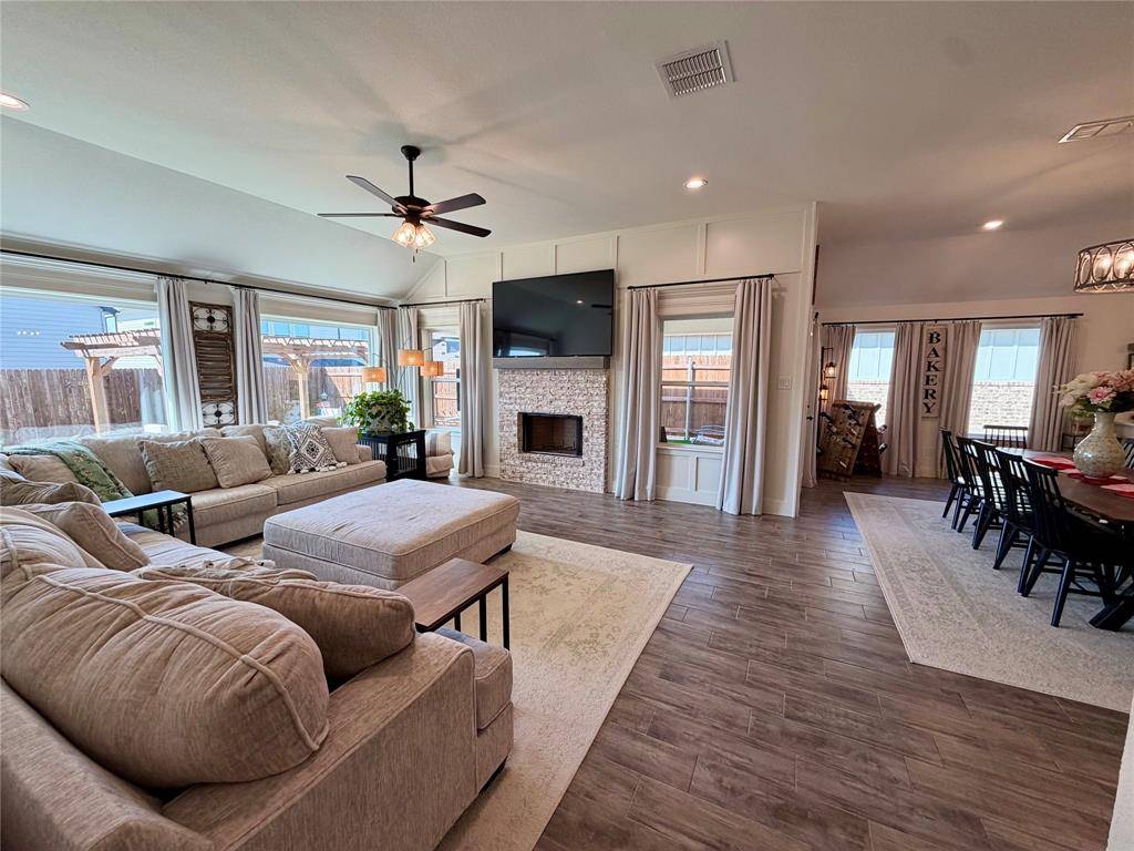 916 Rodgers Avenue, Godley, TX 76044