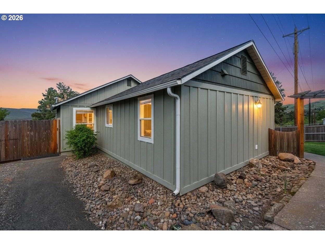 410 E 15TH PL, The Dalles, OR 97058