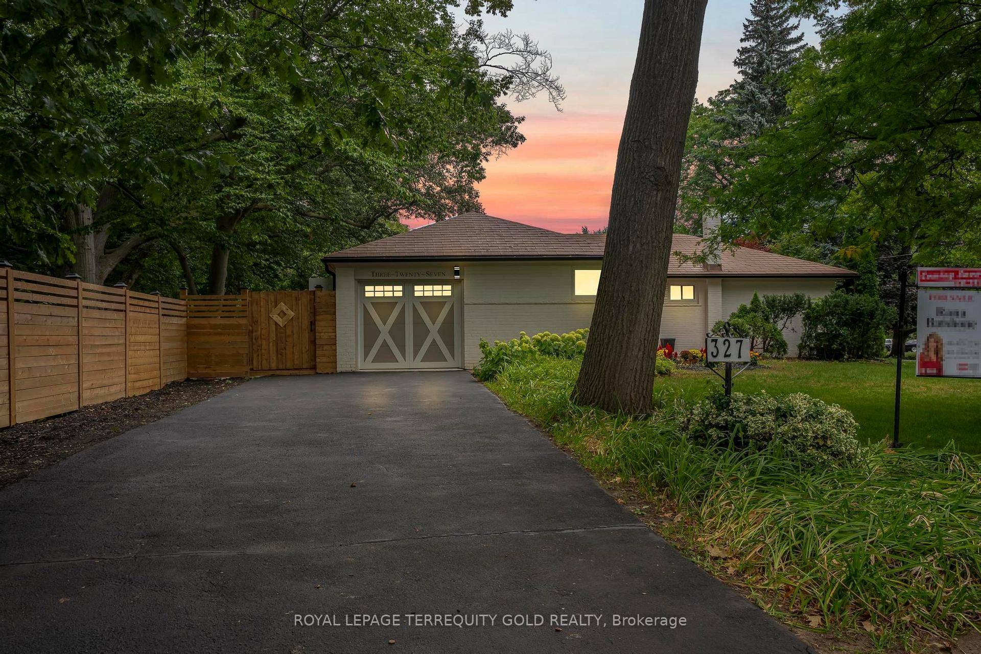 327 River Side DR, Oakville, ON L6K 3N3