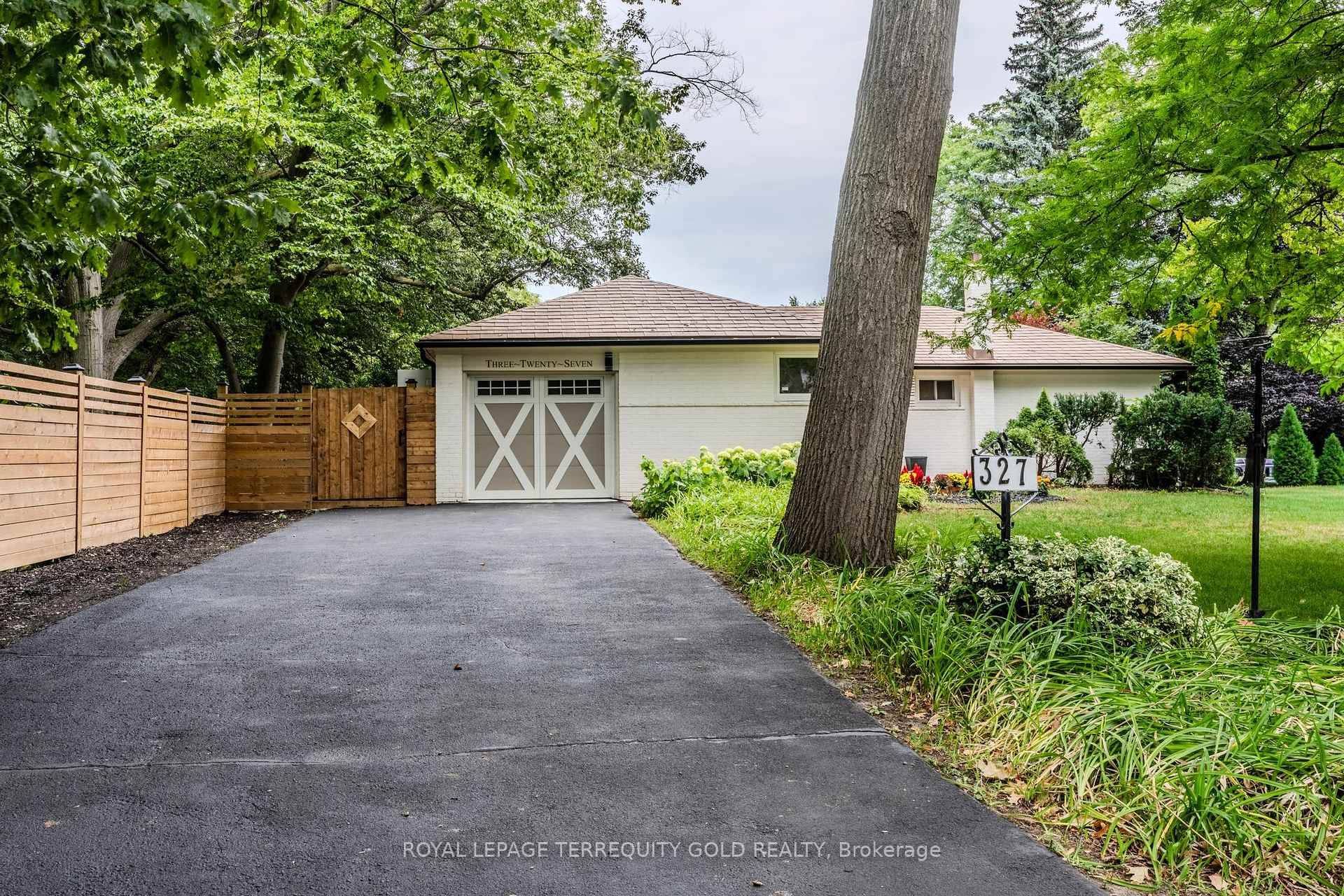 327 River Side DR, Oakville, ON L6K 3N3