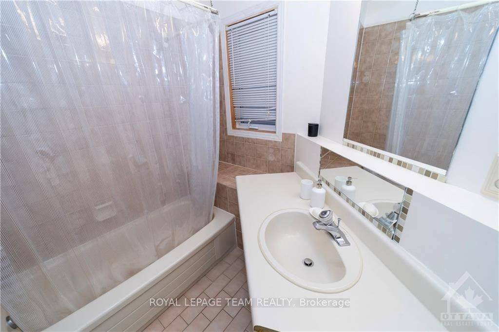 2982 Richmond RD S, Britannia Heights - Queensway Terrace N And Area, ON K2B 6S7