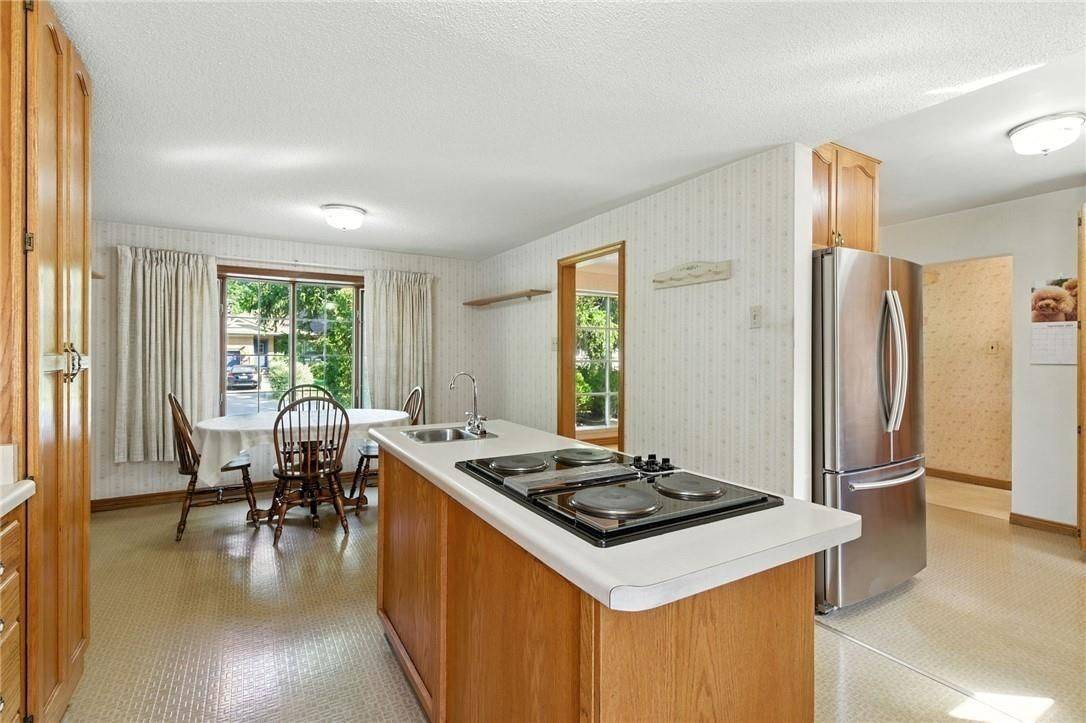 18 Jasper DR, Hamilton, ON L8G 2S7