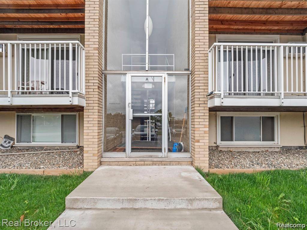 4905 Crooks RD #A5, Royal Oak Charter Township, MI 48073
