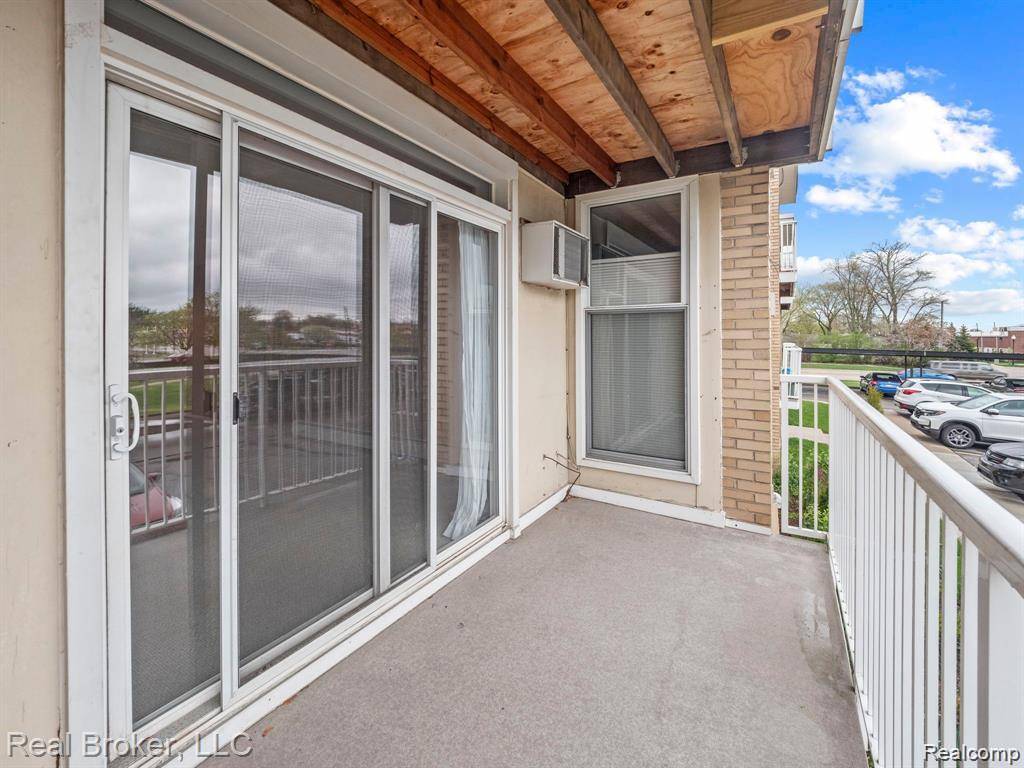 4905 Crooks RD #A5, Royal Oak Charter Township, MI 48073