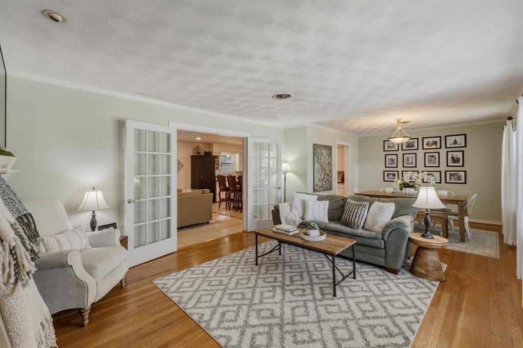 2367 Rockyglen Drive, Dallas, TX 75228