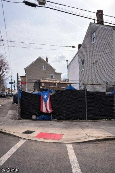 74 Oak St, Paterson City, NJ 07501