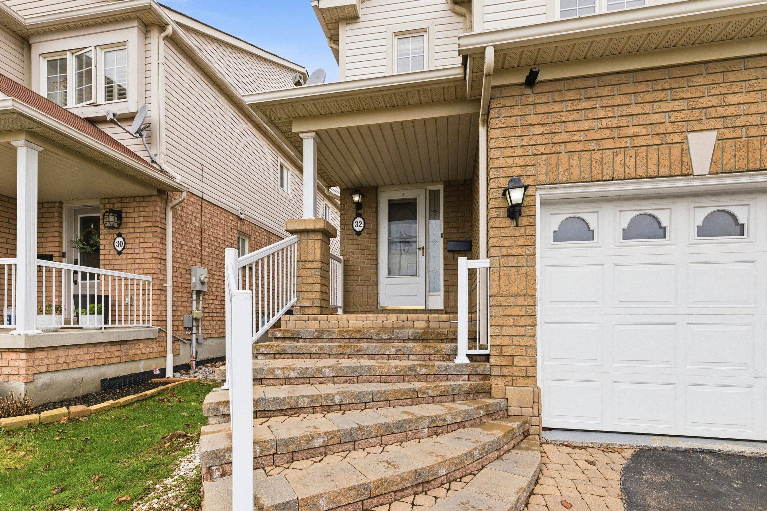 32 Samandria AVE, Whitby, ON L1R 2Z7