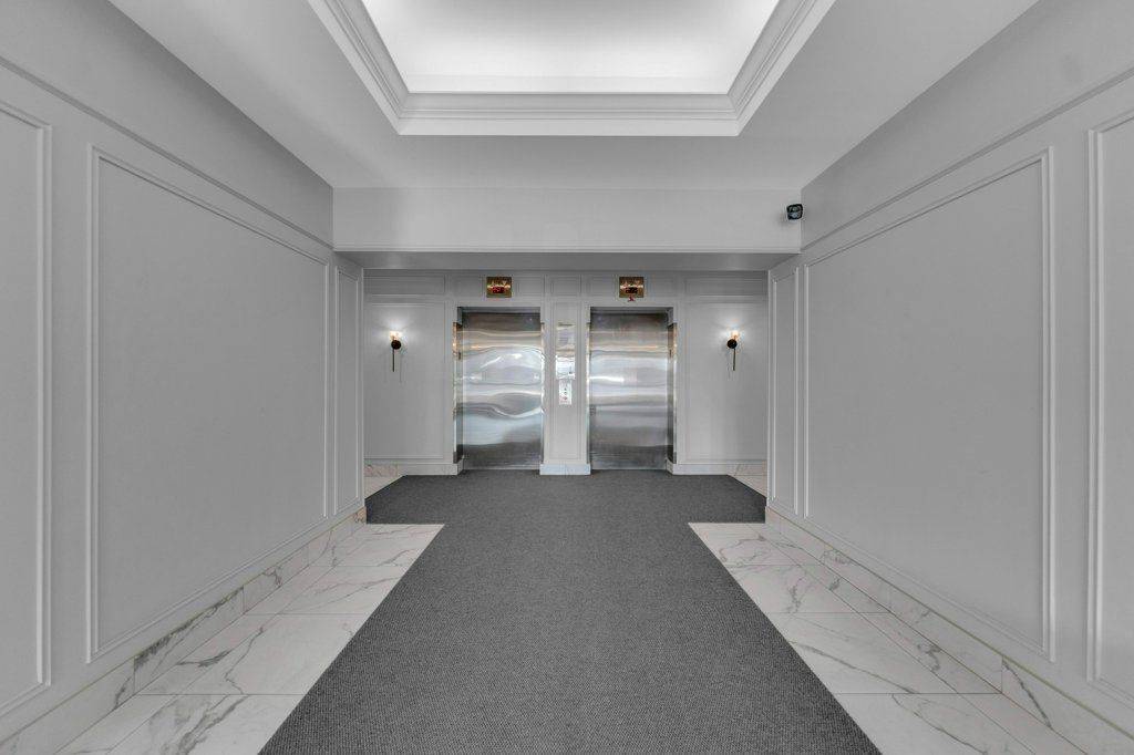 712 Rossland RD E #1106, Whitby, ON L1N 9E8