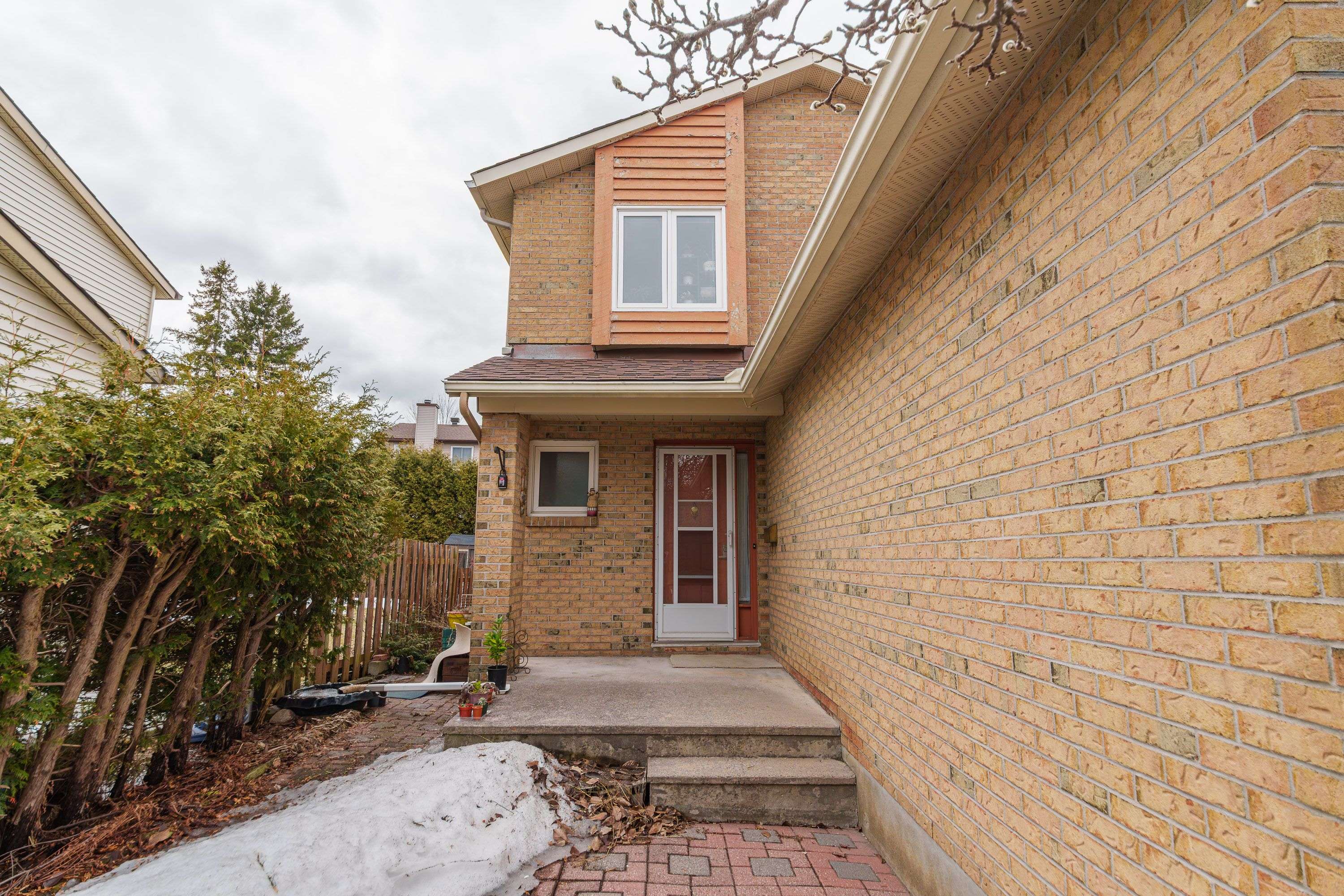 31 Coolspring CRES, Cityview - Parkwoods Hills - Rideau Shore, ON K2E 7M9