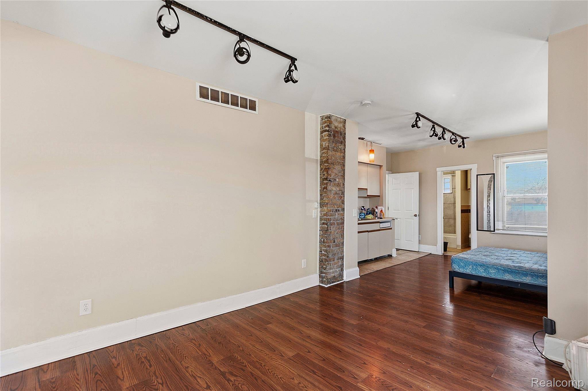 11429 E 8 Mile RD, Warren, MI 48089