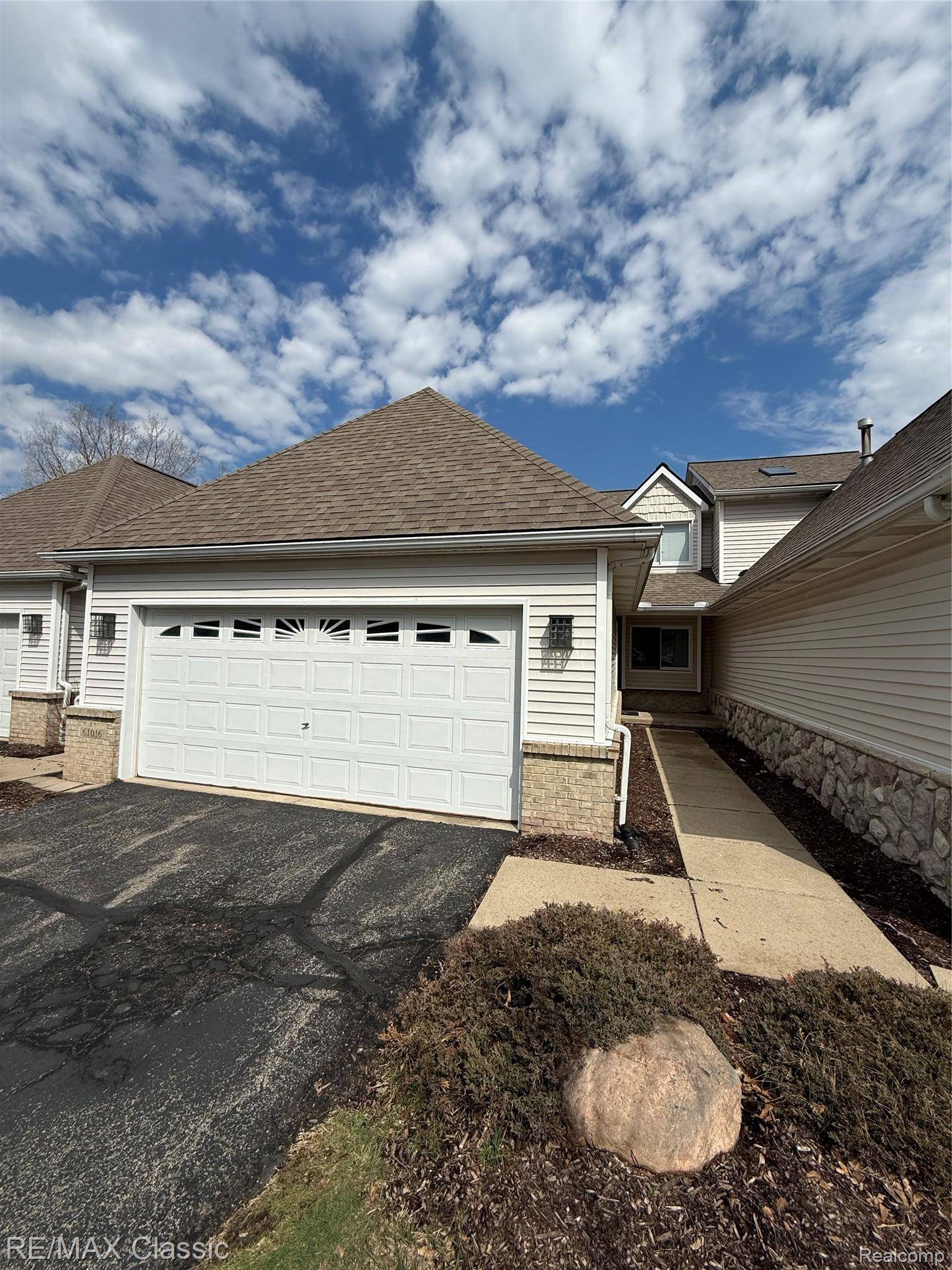 61016 Evergreen CT, South Lyon, MI 48178