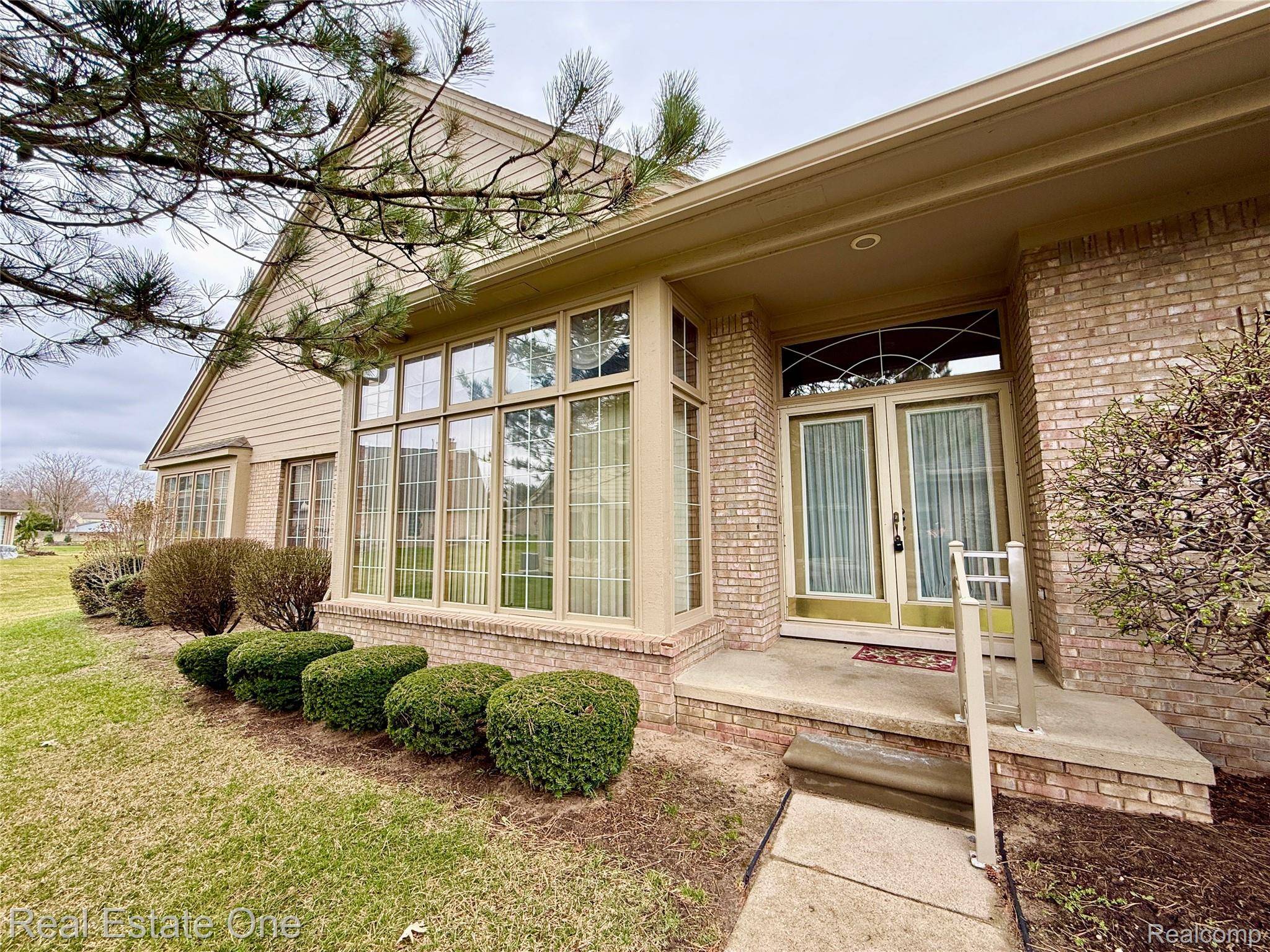 42827 Matthew DR, Sterling Heights, MI 48313