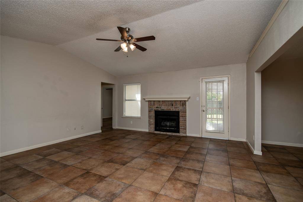 618 Plainview Drive, Mansfield, TX 76063