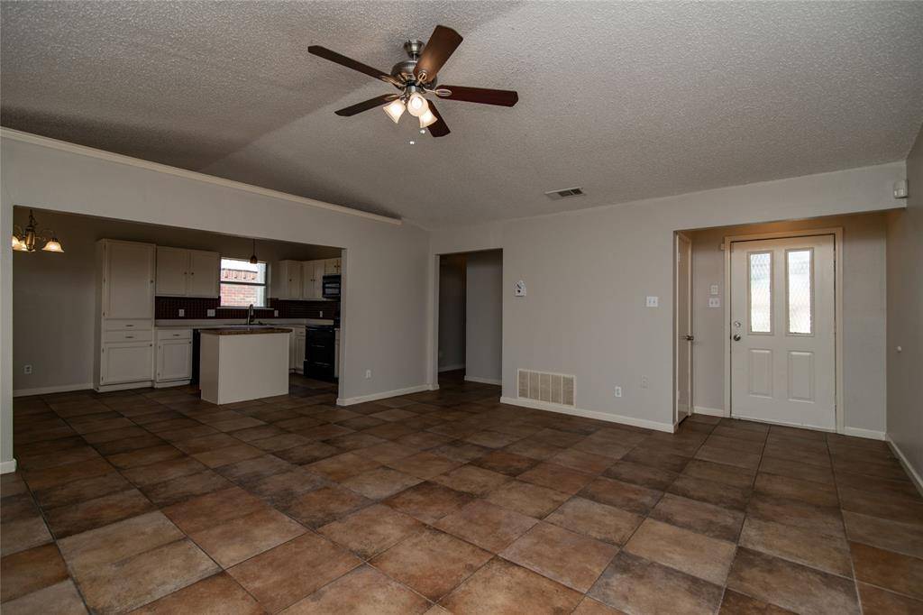 618 Plainview Drive, Mansfield, TX 76063