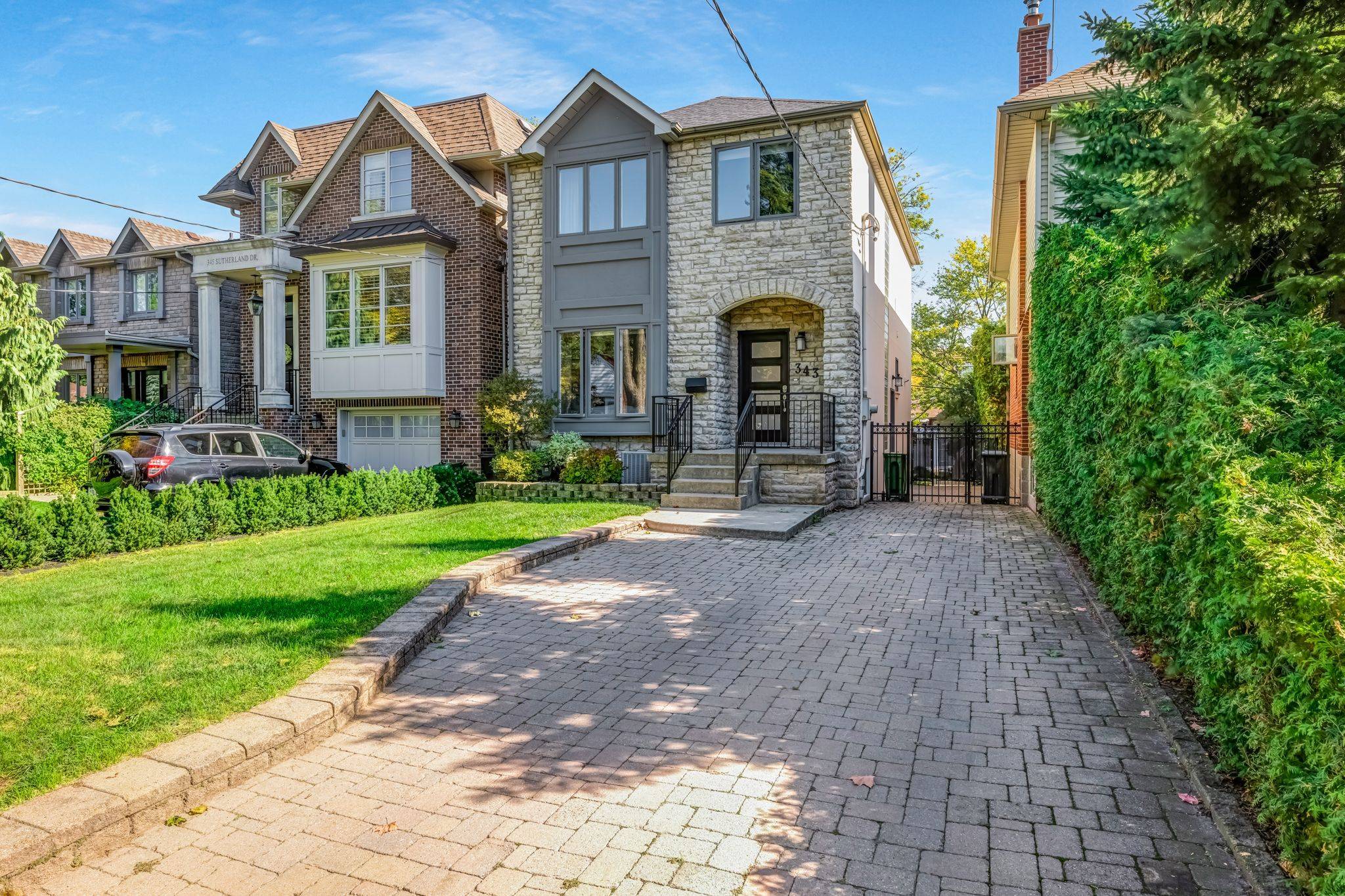 343 Sutherland DR, Toronto C11, ON M4G 1J7
