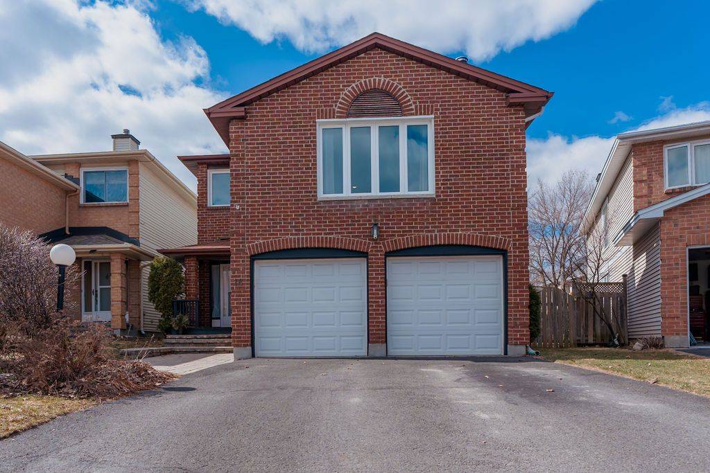 16 Pickwick DR, Barrhaven, ON K2J 3G1